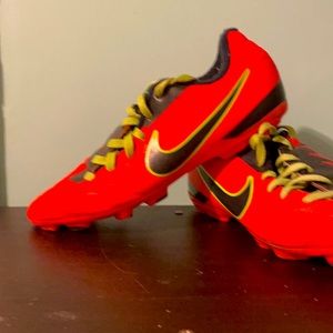 Soccer cleats barely used, in good shape